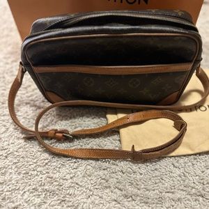 🙌🏼🙌🏼🙌🏼AUTHENTIC LOUIS VUITTON CROSSBODY🙌🏼🙌🏼🙌🏼